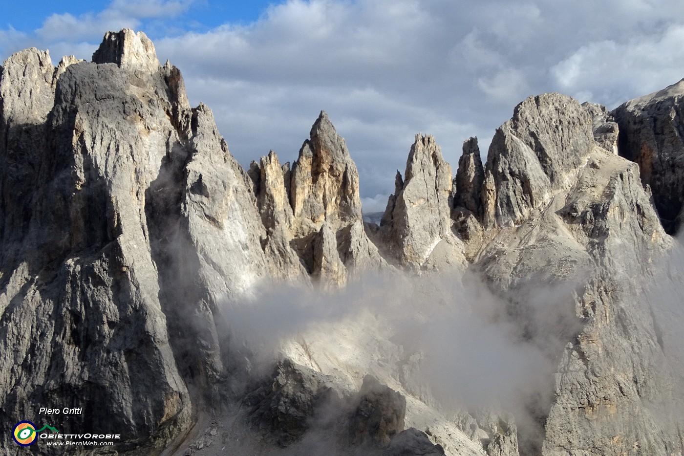 70 Guglie, torri, campanili,...illuminati dal sole del tramonto.JPG